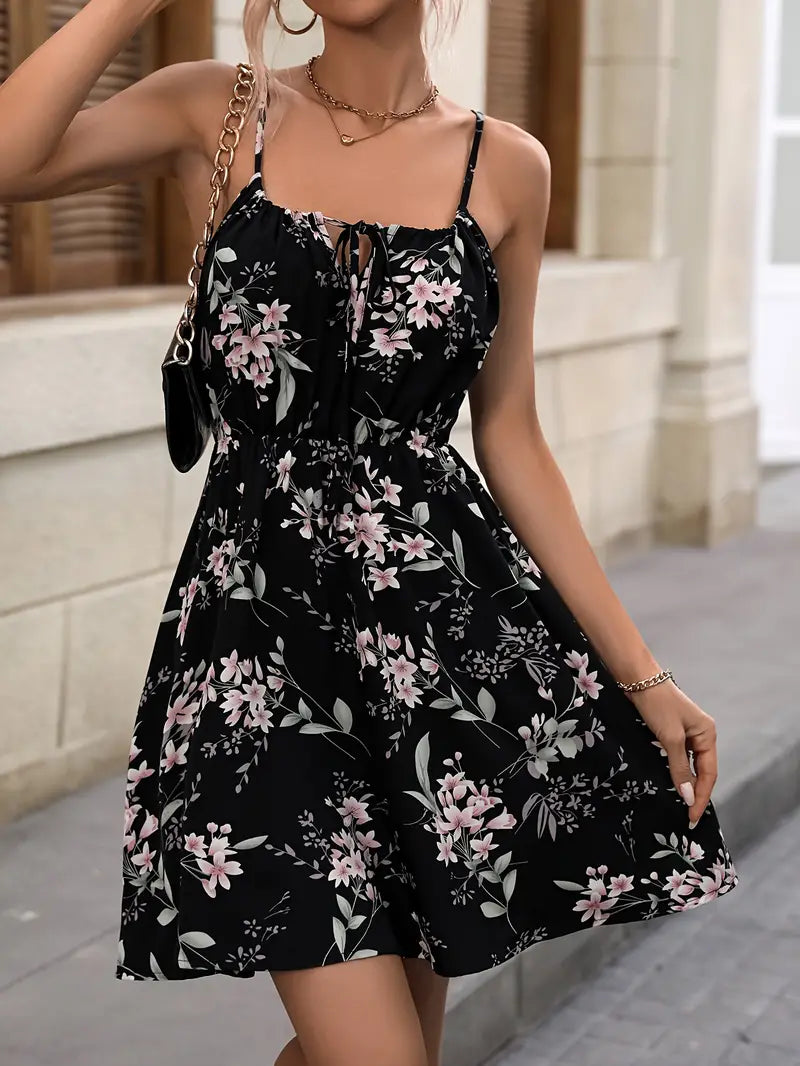 "Elegant dam sommarklänning med blommigt tryck, spaghettiband, knälång, lätt polyester för luftigt sommarbruk."