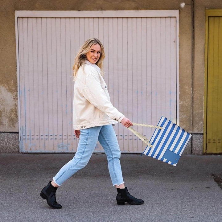 "Elegant dam strandväska i beige canvas med dold vinfunktion och sidofickor, perfekt för sommarutflykter."