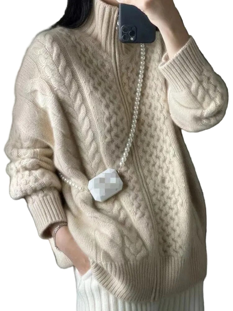 "Elegant dam turtleneck tröja i mjuk kashmir, neutral färg, skulpturell passform, perfekt för stil och komfort."