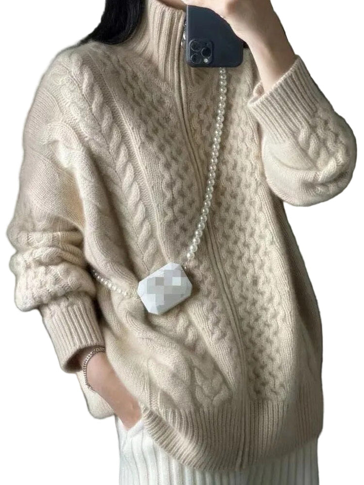 "Elegant dam turtleneck tröja i mjuk kashmir, neutral färg, skulpturell passform, perfekt för stil och komfort."