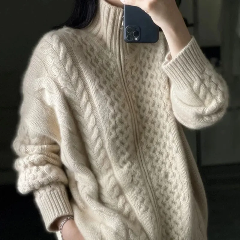 "Elegant dam turtleneck tröja i mjuk kashmir, neutral färg, skulpturell passform, perfekt för stil och komfort."
