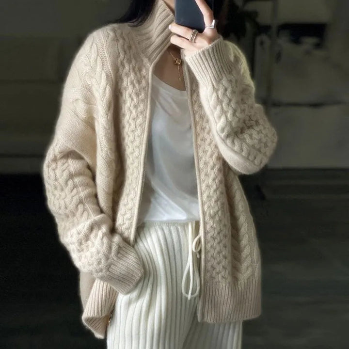 "Elegant dam turtleneck tröja i mjuk kashmir, neutral färg, skulpturell passform, perfekt för stil och komfort."