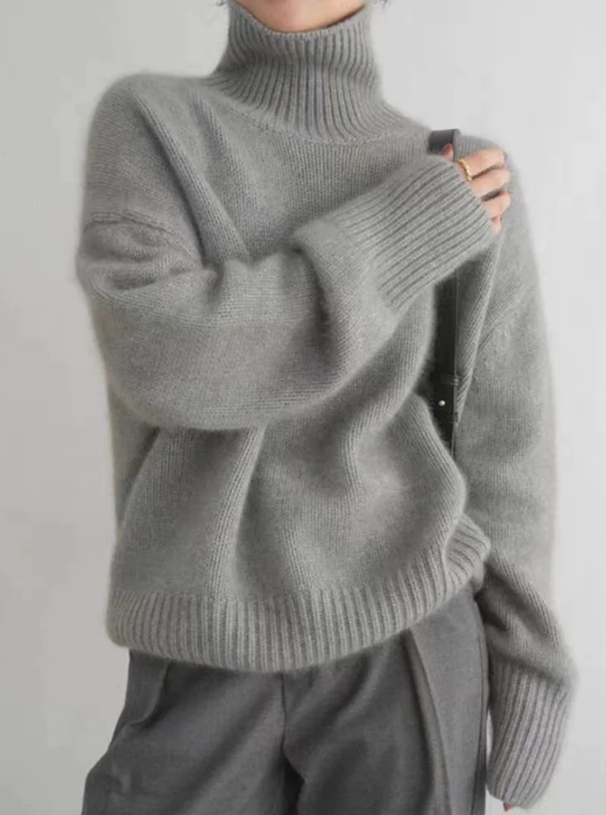 "Elegant dam turtleneck tröja med hög krage, mjukt material, perfekt för kalla höst- och vinterdagar."