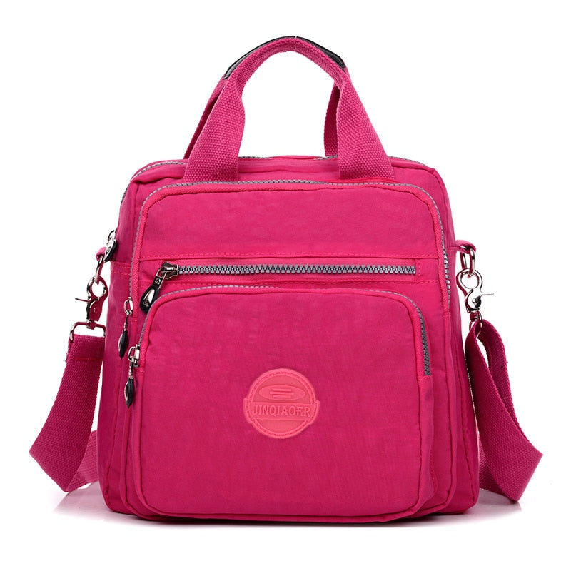 "Elegant dam vattenavvisande crossbodyväska i nylon med justerbar axelrem och flera fickor för stil och funktion."