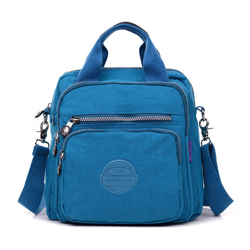 "Elegant dam vattenavvisande crossbodyväska i nylon med justerbar axelrem och flera fickor för stil och funktion."