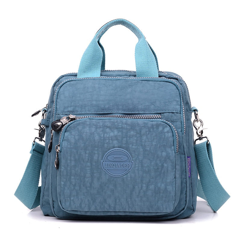 "Elegant dam vattenavvisande crossbodyväska i nylon med justerbar axelrem och flera fickor för stil och funktion."