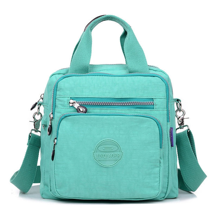 "Elegant dam vattenavvisande crossbodyväska i nylon med justerbar axelrem och flera fickor för stil och funktion."
