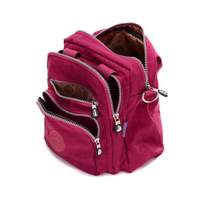 "Elegant dam vattenavvisande crossbodyväska i nylon med justerbar axelrem och flera fickor för stil och funktion."