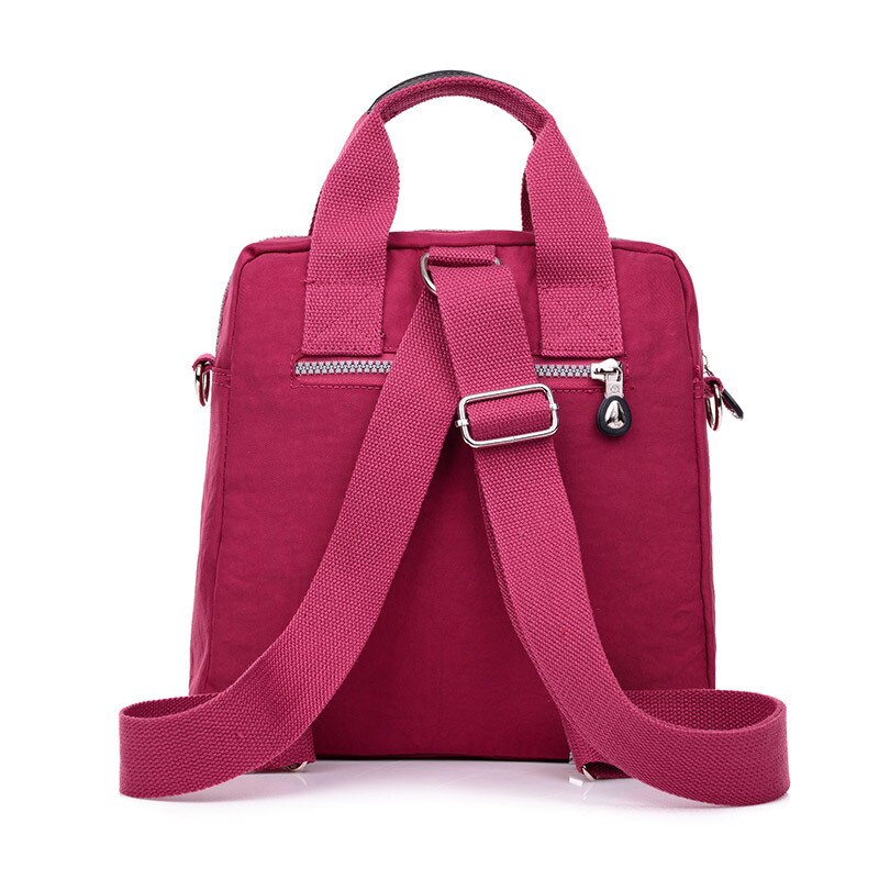 "Elegant dam vattenavvisande crossbodyväska i nylon med justerbar axelrem och flera fickor för stil och funktion."