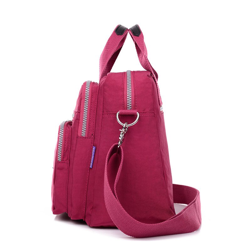 "Elegant dam vattenavvisande crossbodyväska i nylon med justerbar axelrem och flera fickor för stil och funktion."