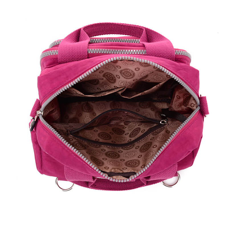 "Elegant dam vattenavvisande crossbodyväska i nylon med justerbar axelrem och flera fickor för stil och funktion."
