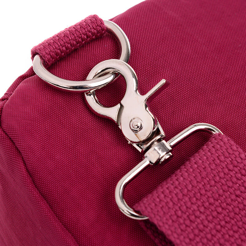 "Elegant dam vattenavvisande crossbodyväska i nylon med justerbar axelrem och flera fickor för stil och funktion."