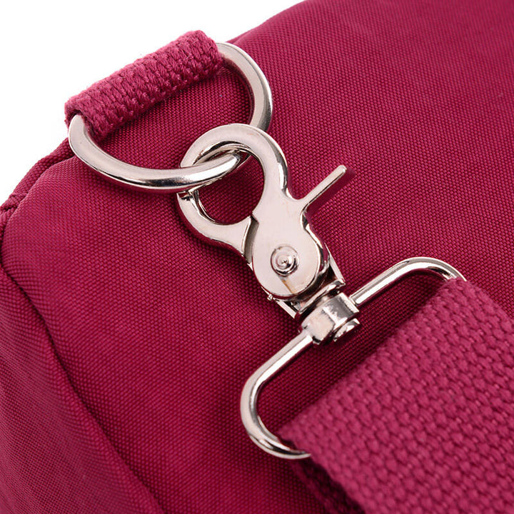 "Elegant dam vattenavvisande crossbodyväska i nylon med justerbar axelrem och flera fickor för stil och funktion."