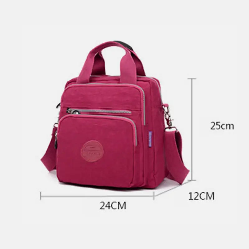 "Elegant dam vattenavvisande crossbodyväska i nylon med justerbar axelrem och flera fickor för stil och funktion."