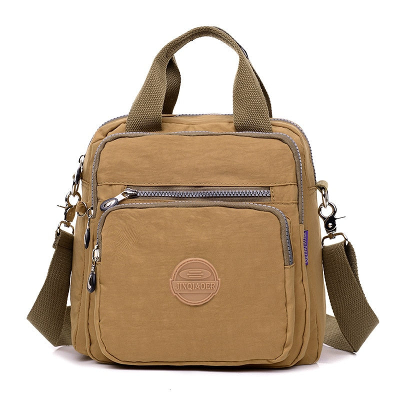 "Elegant dam vattenavvisande crossbodyväska i nylon med justerbar axelrem och flera fickor för stil och funktion."
