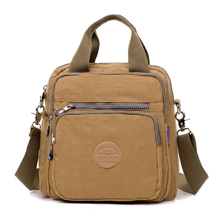 "Elegant dam vattenavvisande crossbodyväska i nylon med justerbar axelrem och flera fickor för stil och funktion."