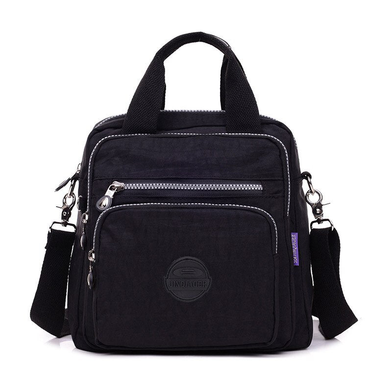 "Elegant dam vattenavvisande crossbodyväska i nylon med justerbar axelrem och flera fickor för stil och funktion."