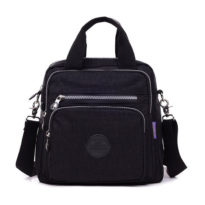 "Elegant dam vattenavvisande crossbodyväska i nylon med justerbar axelrem och flera fickor för stil och funktion."
