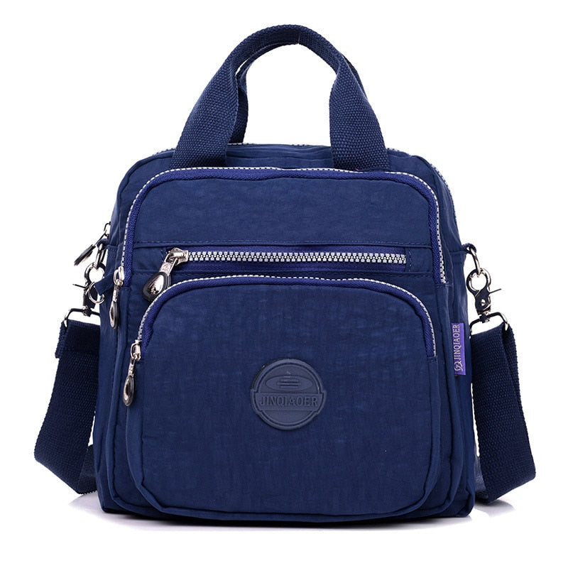 "Elegant dam vattenavvisande crossbodyväska i nylon med justerbar axelrem och flera fickor för stil och funktion."