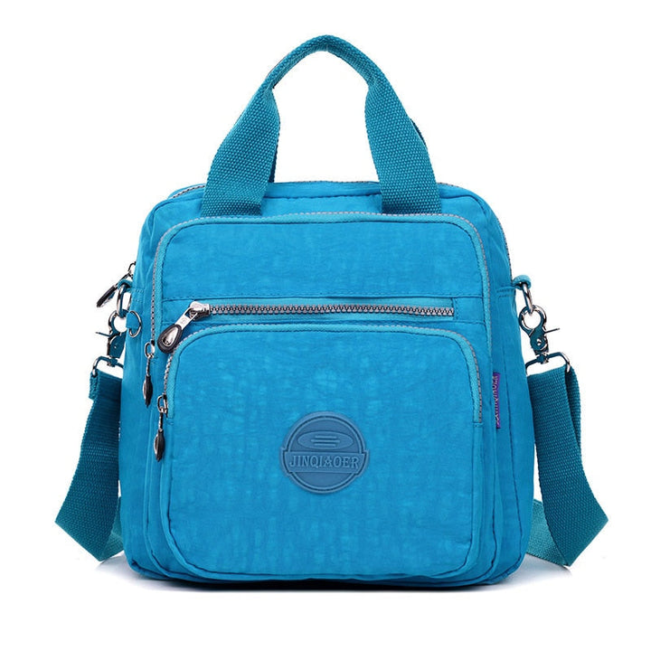 "Elegant dam vattenavvisande crossbodyväska i nylon med justerbar axelrem och flera fickor för stil och funktion."