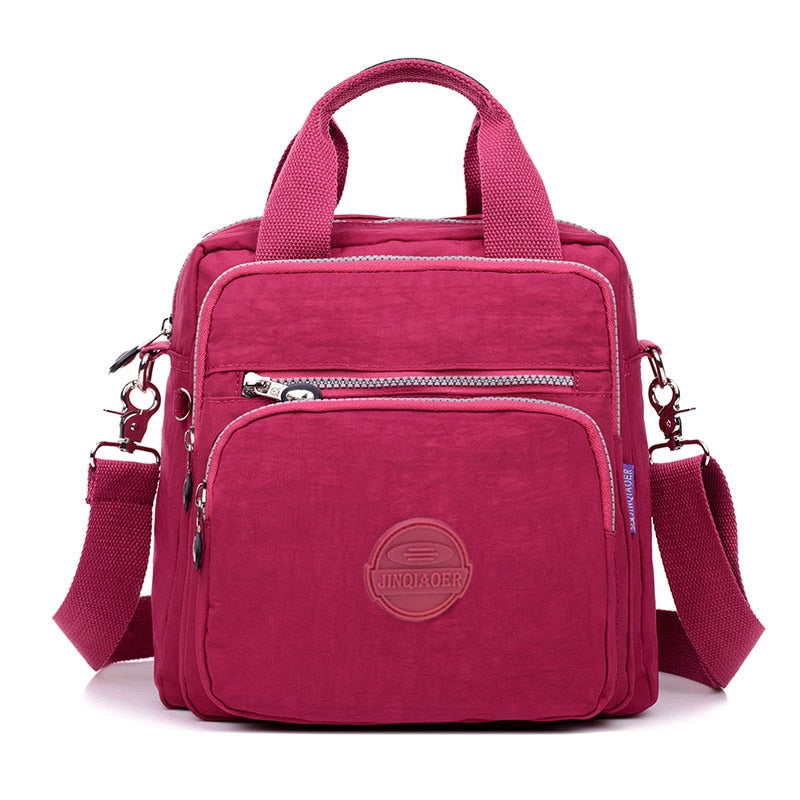 "Elegant dam vattenavvisande crossbodyväska i nylon med justerbar axelrem och flera fickor för stil och funktion."