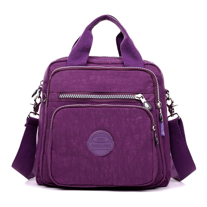 "Elegant dam vattenavvisande crossbodyväska i nylon med justerbar axelrem och flera fickor för stil och funktion."