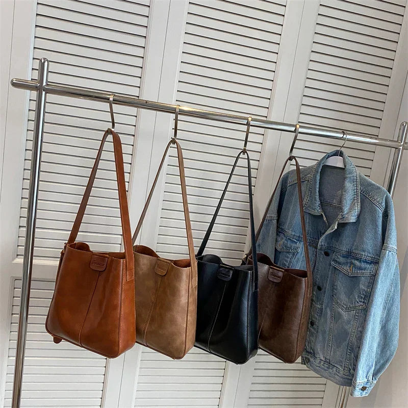 "Elegant dam vintage axelväska i PU-läderstil, chic design med rymlig insida, perfekt för moderna kvinnors stilbehov."