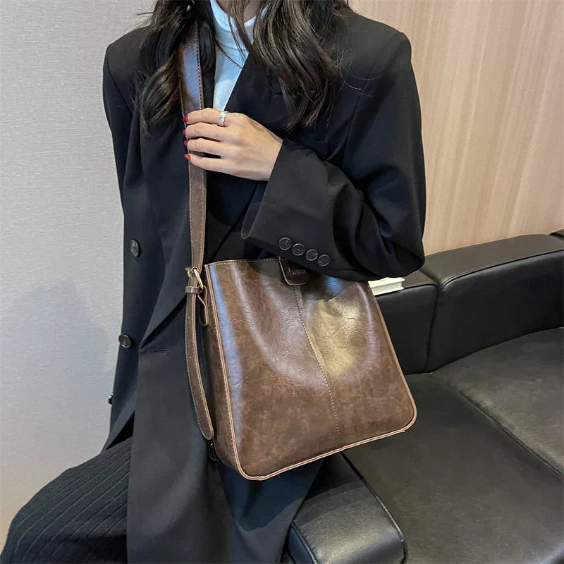 "Elegant dam vintage axelväska i PU-läderstil, chic design med rymlig insida, perfekt för moderna kvinnors stilbehov."