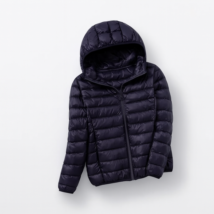 "Elegant dam vinterjacka med huva, modern design i trendiga färger, varm och bekväm för kalla dagar."