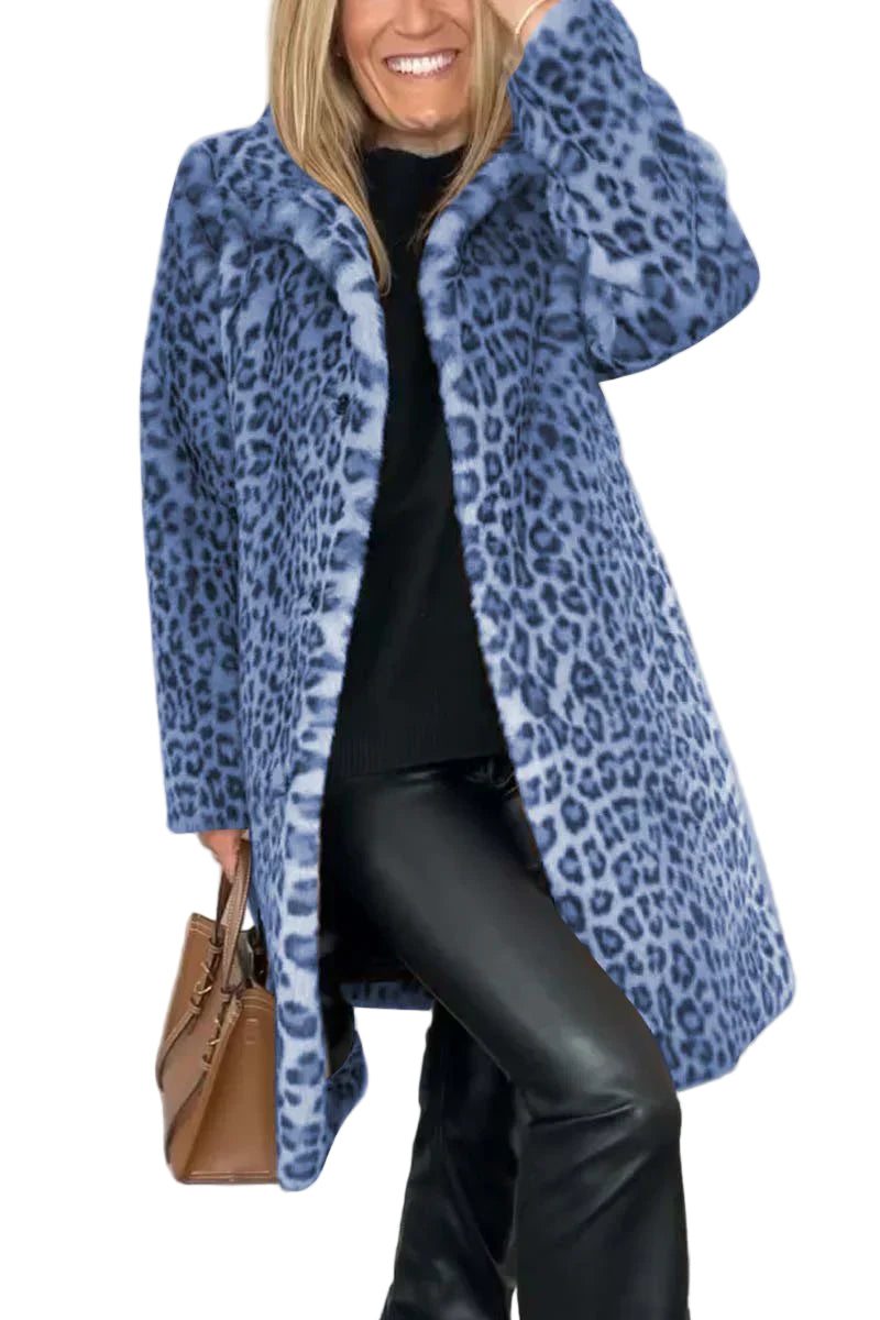 "Elegant dam vinterjacka med leopardmönster, värmeisolerande material, smickrande passform, perfekt för kalla dagar."