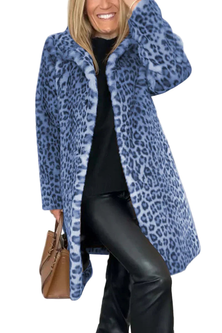 "Elegant dam vinterjacka med leopardmönster, värmeisolerande material, smickrande passform, perfekt för kalla dagar."
