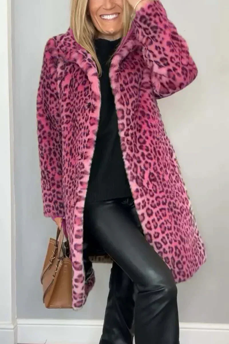 "Elegant dam vinterjacka med leopardmönster, värmeisolerande material, smickrande passform, perfekt för kalla dagar."