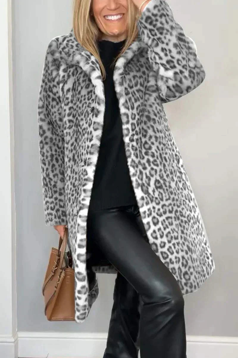 "Elegant dam vinterjacka med leopardmönster, värmeisolerande material, smickrande passform, perfekt för kalla dagar."
