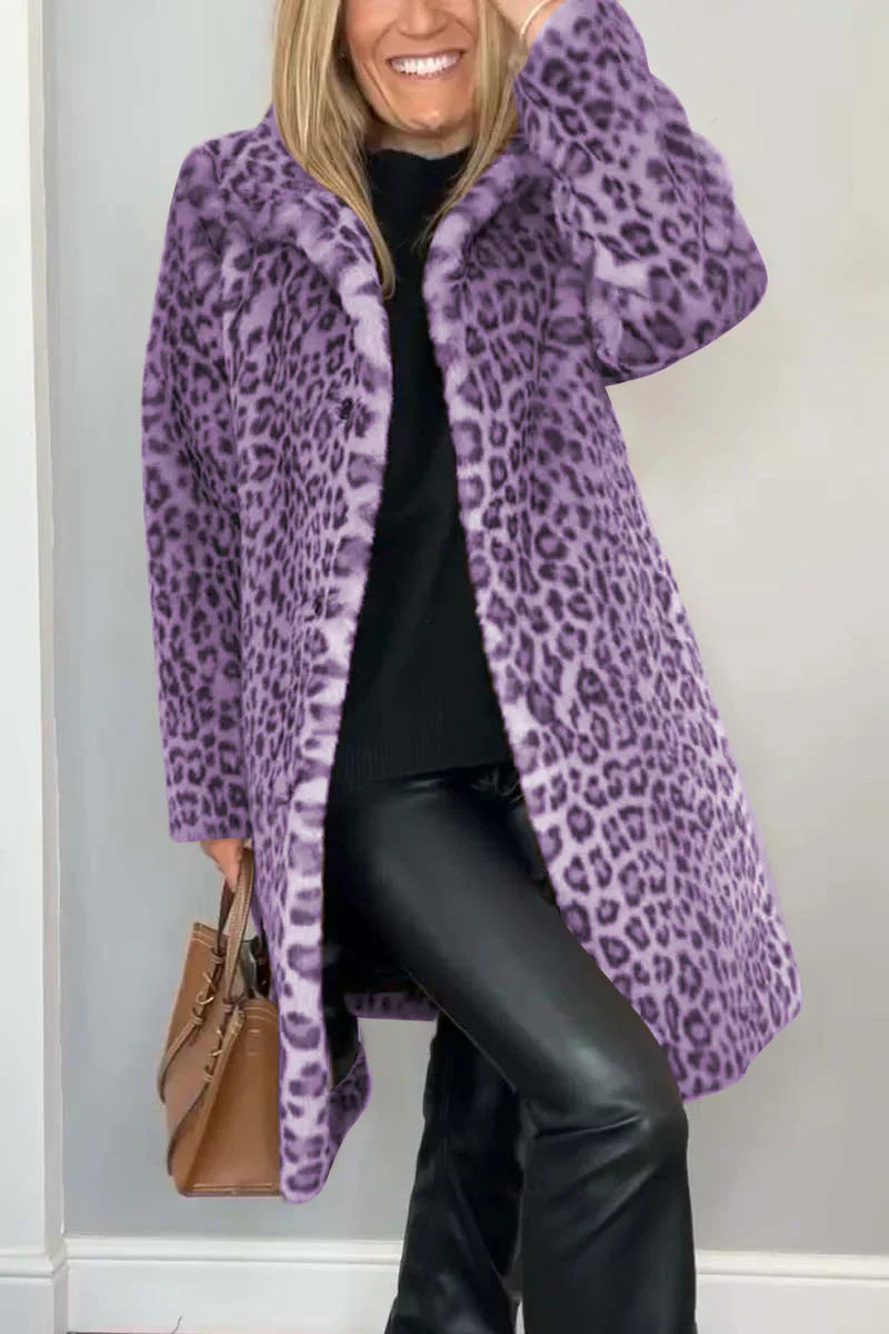 "Elegant dam vinterjacka med leopardmönster, värmeisolerande material, smickrande passform, perfekt för kalla dagar."