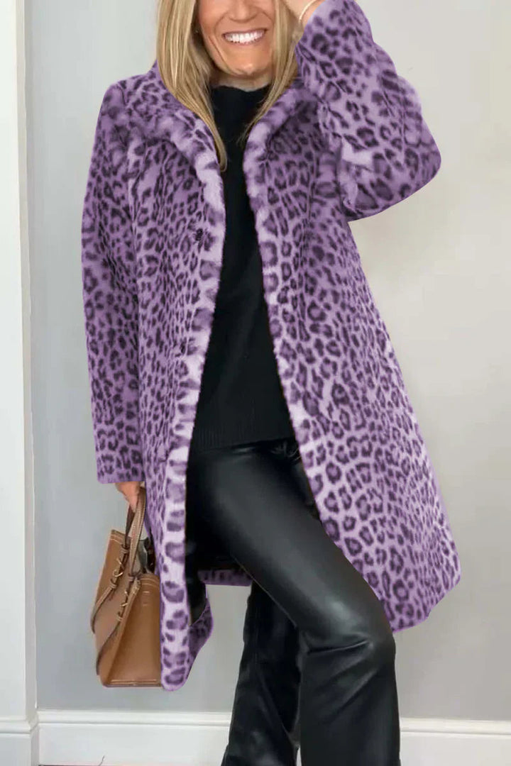 "Elegant dam vinterjacka med leopardmönster, värmeisolerande material, smickrande passform, perfekt för kalla dagar."