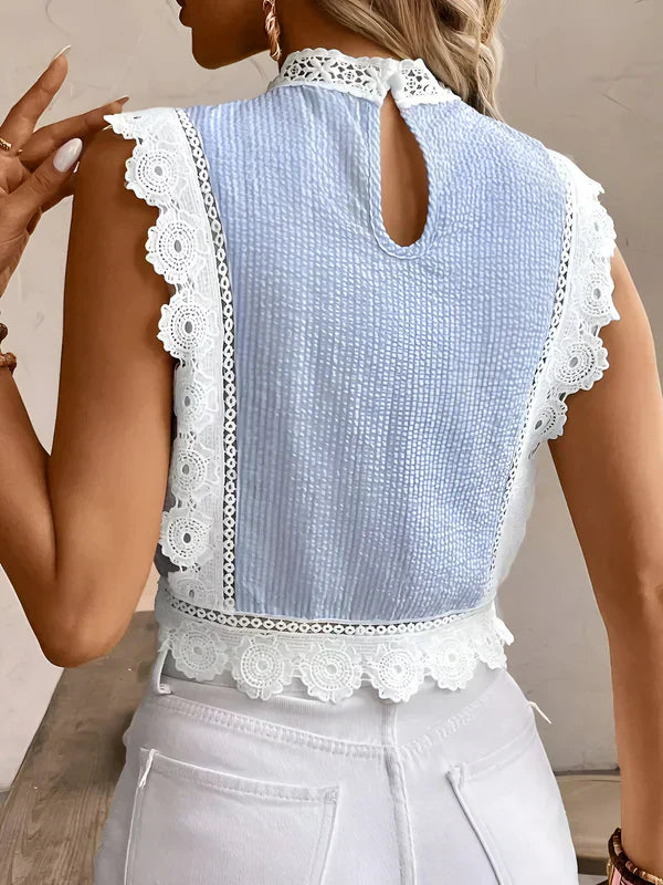 "Elegant damblus med blommiga spetsar och graciösa ärmar, idealisk för både formella och avslappnade tillfällen."