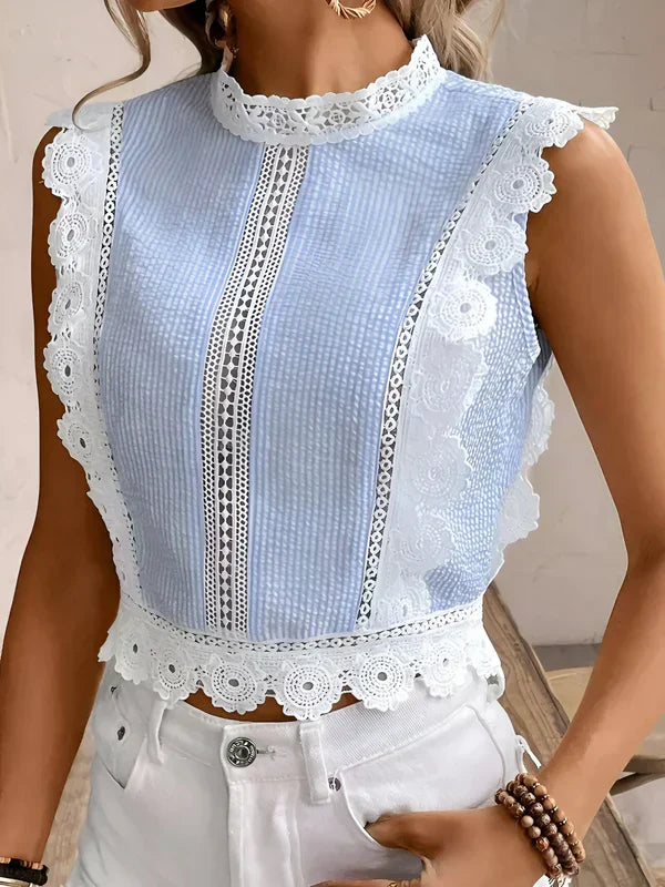 "Elegant damblus med blommiga spetsar och graciösa ärmar, idealisk för både formella och avslappnade tillfällen."