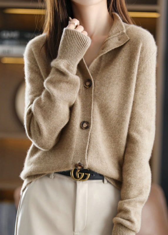 "Elegant damcardigan i ull med ståkrage och långa ärmar, loose fit och handgjord design för både komfort och stil."