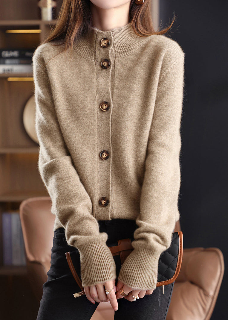 "Elegant damcardigan i ull med ståkrage och långa ärmar, loose fit och handgjord design för både komfort och stil."