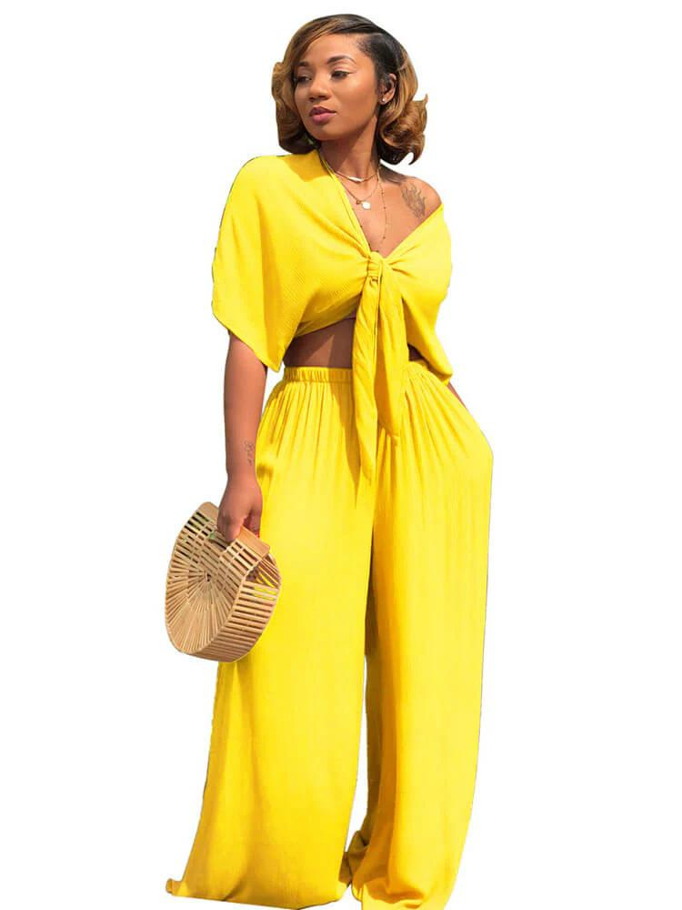"Elegant damdressat set med crop top och vida raka byxor, skapar en stilren och självsäker look för moderna kvinnor."