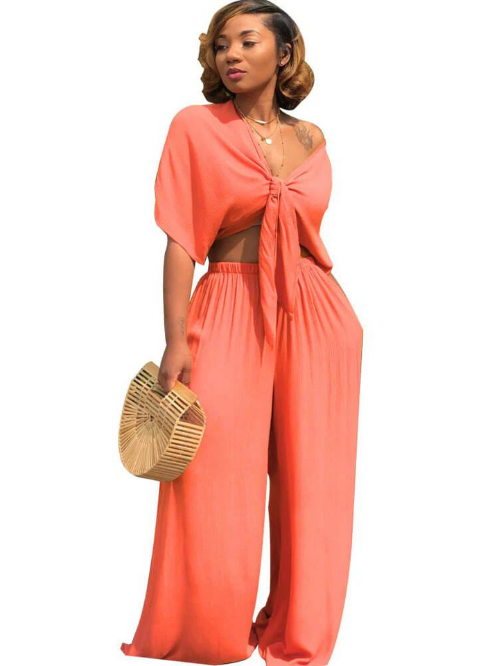 "Elegant damdressat set med crop top och vida raka byxor, skapar en stilren och självsäker look för moderna kvinnor."