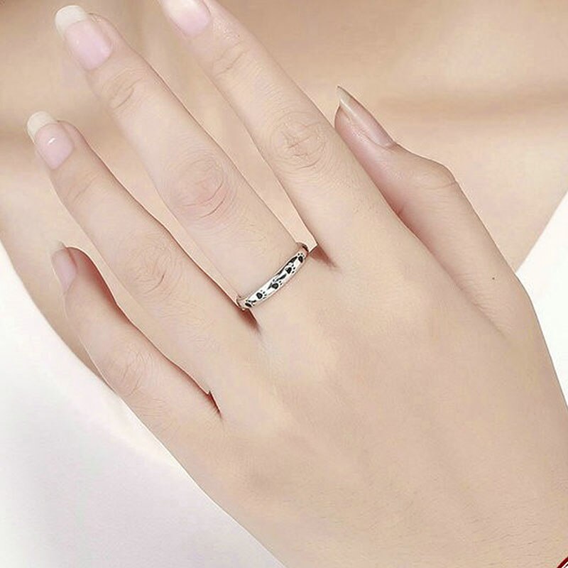 "Elegant damer hundtassring i glänsande zinklegering med gnistrande zirkon, symboliserar kärlek till husdjur."