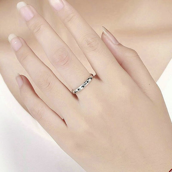 "Elegant damer hundtassring i glänsande zinklegering med gnistrande zirkon, symboliserar kärlek till husdjur."