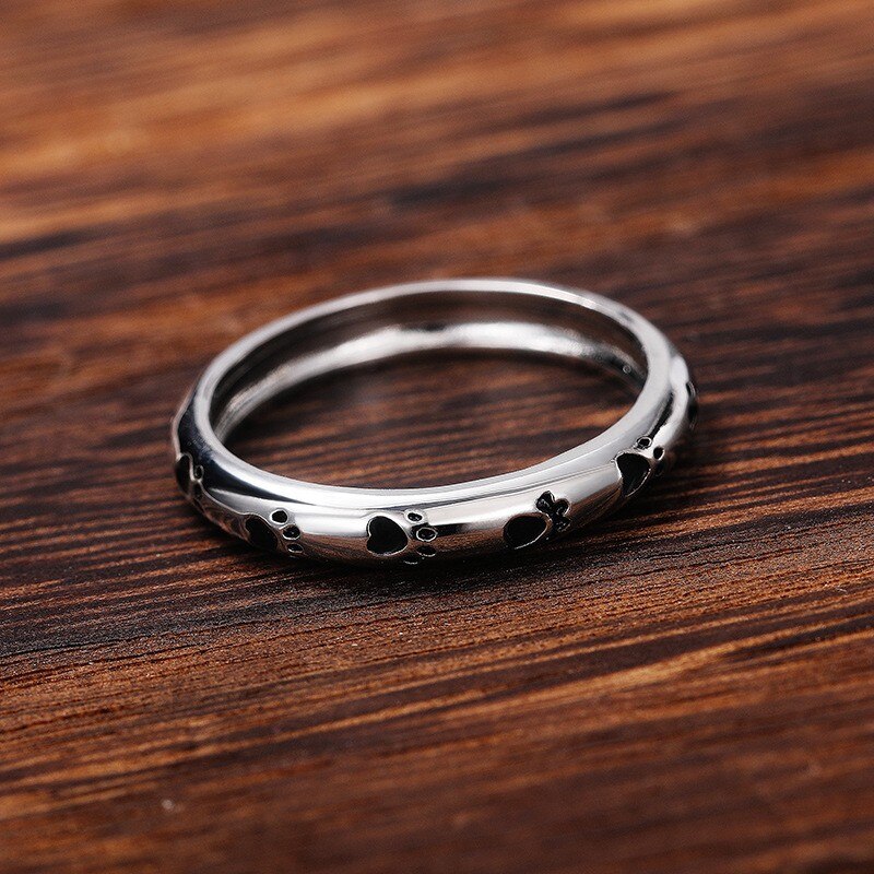 "Elegant damer hundtassring i glänsande zinklegering med gnistrande zirkon, symboliserar kärlek till husdjur."