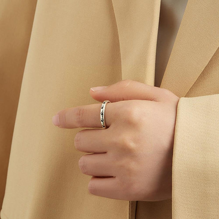 "Elegant damer hundtassring i glänsande zinklegering med gnistrande zirkon, symboliserar kärlek till husdjur."