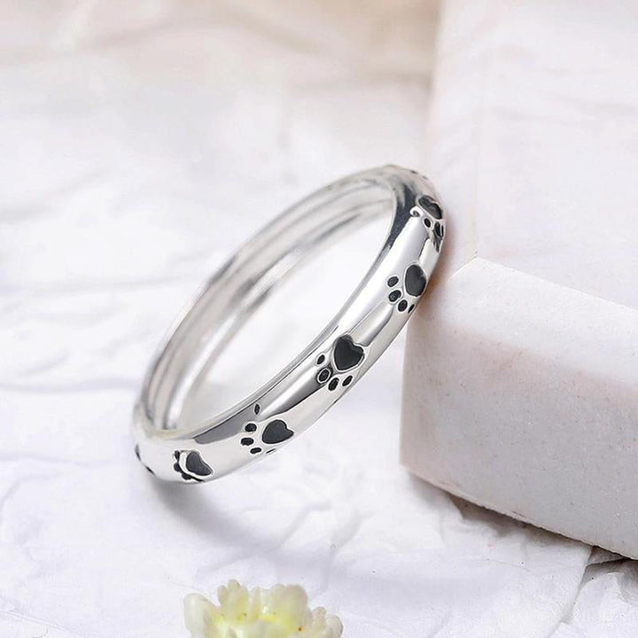 "Elegant damer hundtassring i glänsande zinklegering med gnistrande zirkon, symboliserar kärlek till husdjur."