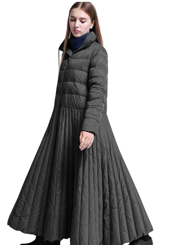 "Elegant damernas vinterkappa med rundad design och fickor, perfekt för värme och stil under kyliga dagar."