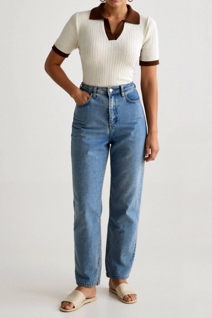 "Elegant damers pikétröja med notched krage och trendig färgblockdesign, idealisk för vår, sommar och höst."