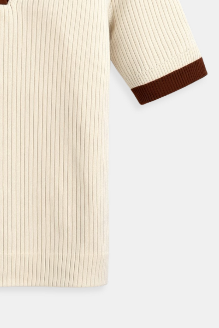 "Elegant damers pikétröja med notched krage och trendig färgblockdesign, idealisk för vår, sommar och höst."