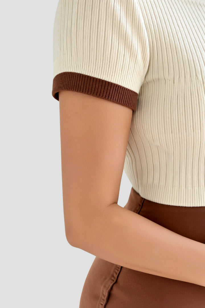 "Elegant damers pikétröja med notched krage och trendig färgblockdesign, idealisk för vår, sommar och höst."